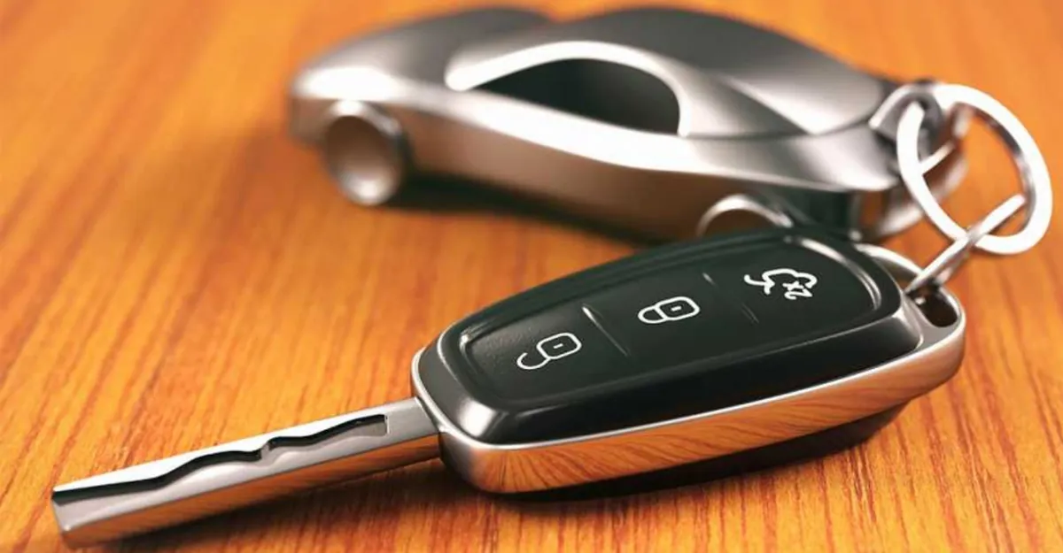 Chave automotiva sobre uma mesa