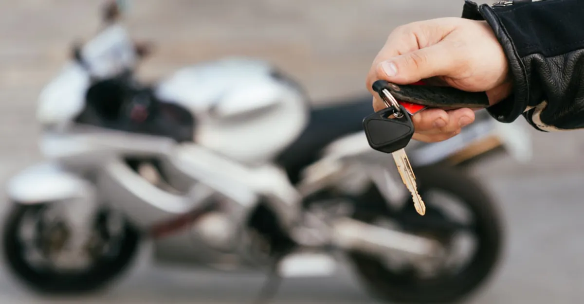 Chave de motocicleta em destaque